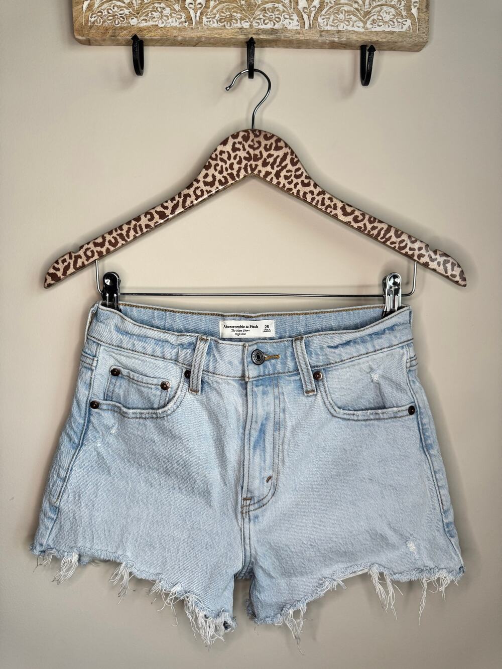 Abercrombie & Fitch High Rise Fray Hem Mom Shorts sz 25